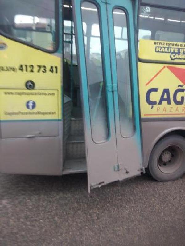 d Otobüsten düşen 3 çocuk annesi kadın öldü