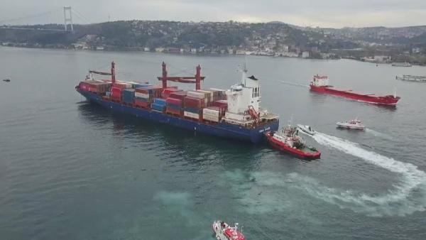 İstanbul Boğazı'nda gemi kıyıya çarptı