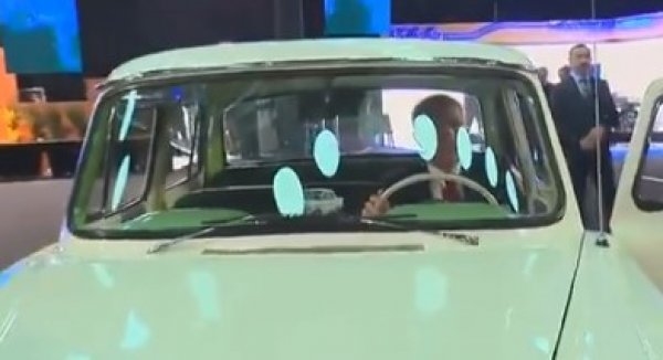 Yerli otomobilinin tanıtımında 'Devrim' de vardı