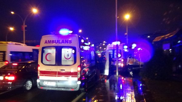 i Diyarbakır'da otomobil refüje çarptı: 5 yaralı