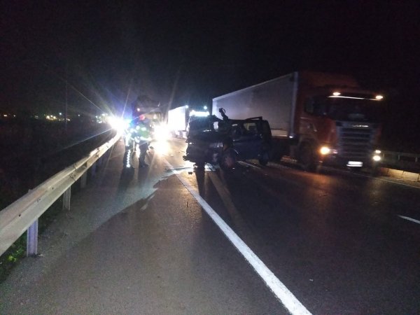 i Bursa'da bir araç tıra arkadan çarptı: 2 ölü 1 yaralı