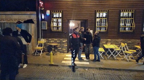 Fatih'te bir bekçi önce meslektaşını sonra kendini vurdu