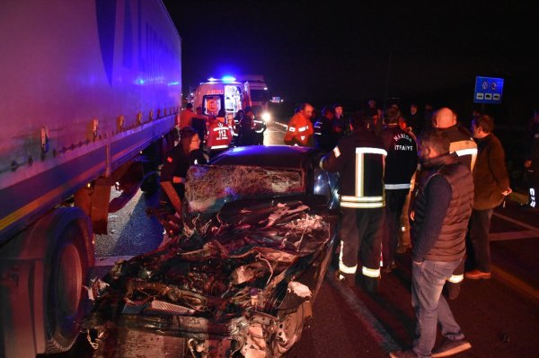 i İzmir'de otomobil ile tır çarpıştı: 1 ölü