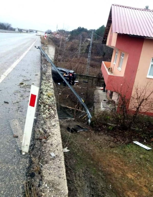 i Kastamonu'da bir araç evin bahçesine uçtu:1 ölü 2 yaralı