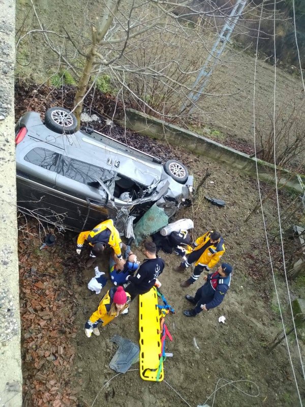 i Kastamonu'da bir araç evin bahçesine uçtu:1 ölü 2 yaralı