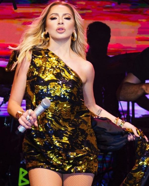Hadise'den bacak şov