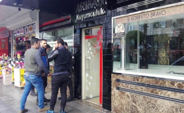 d İş yerinin tavanını delip, kuyumcudaki 20 kilo altını çaldılar