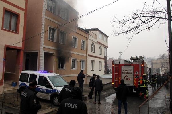 Babasını dövüp evden attı, kendisini eve kilitledi