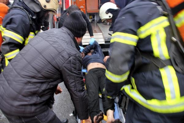 Babasını dövüp evden attı, kendisini eve kilitledi