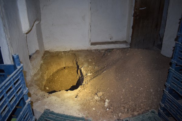 Kiraladıkları evde define arayan şüpheliler kaçtı