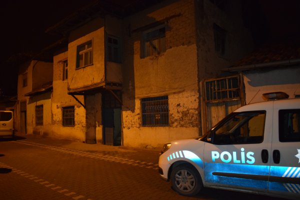 Kiraladıkları evde define arayan şüpheliler kaçtı