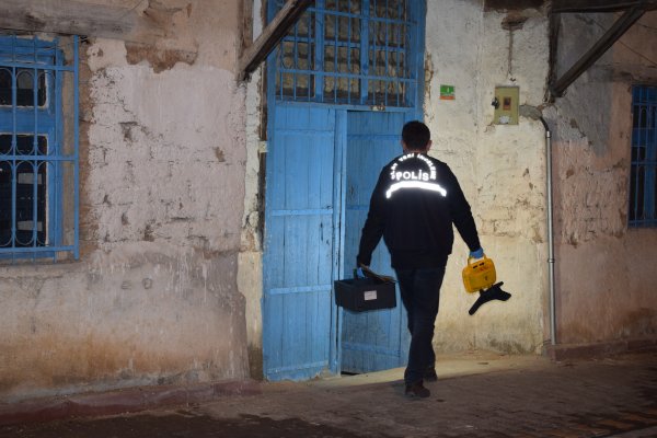 Kiraladıkları evde define arayan şüpheliler kaçtı