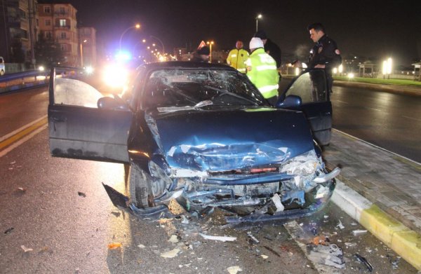 İki otomobil köprü çıkışında çarpıştı: 6 yaralı