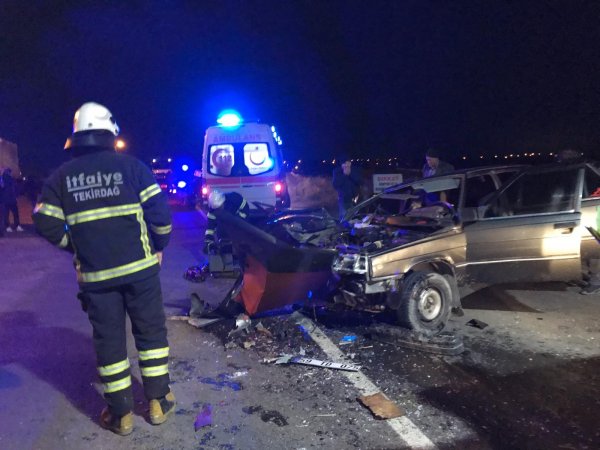 Tekirdağ'da otomobil tıra arkadan çarptı