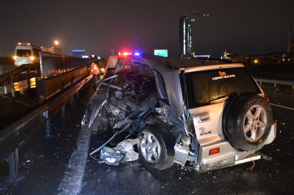 i İstanbul'da cip yol kenarındaki bariyerlere saplandı
