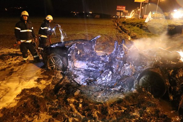 i Kahramanmaraş'ta takla atarak yoldan çıkan araç alev aldı