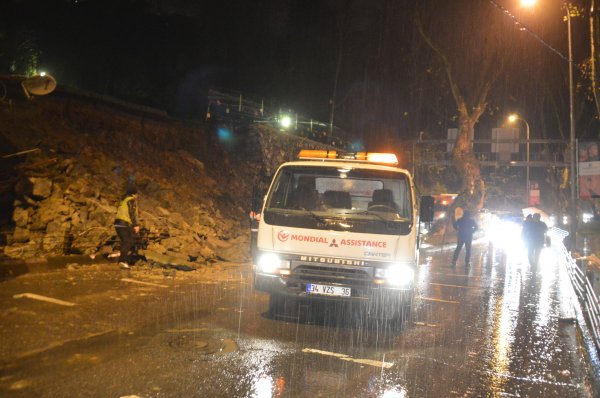 i İstanbul'da istinat duvarı çöktü