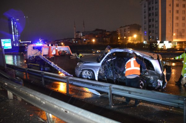 i İstanbul'da cip yol kenarındaki bariyerlere saplandı