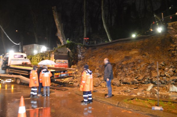i İstanbul'da istinat duvarı çöktü