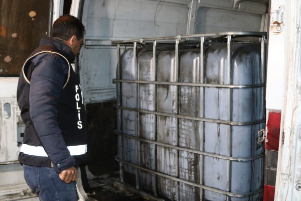 i Durdurulan minibüsten 1.5 ton kaçak akaryakıt çıktı