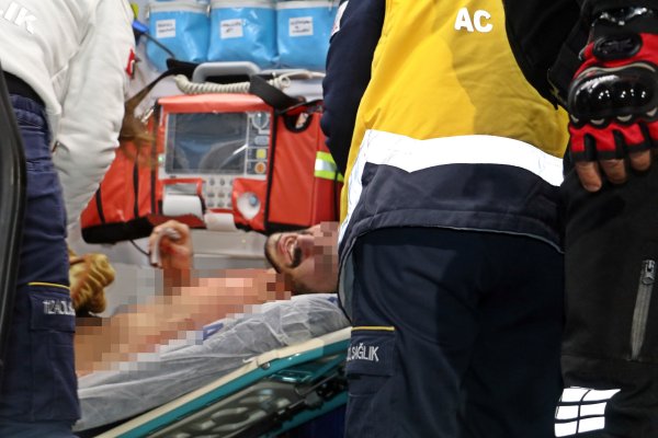 Kendini odaya kitleyip boğazını kesecekken polis kurtardı