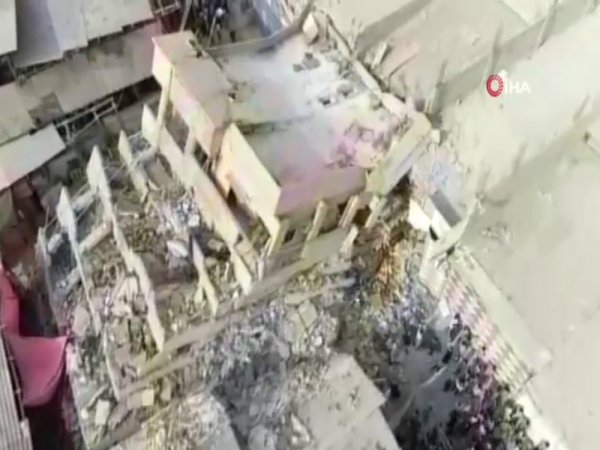 i Pakistan'da 6 katlı bina çöktü