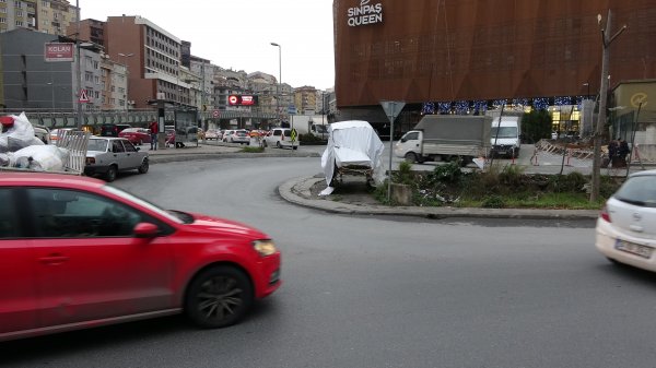 i Otomobil kanala uçtu, vatandaş son anda kurtuldu