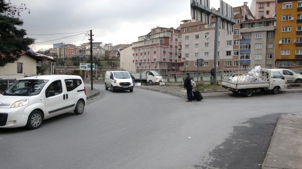 i Otomobil kanala uçtu, vatandaş son anda kurtuldu