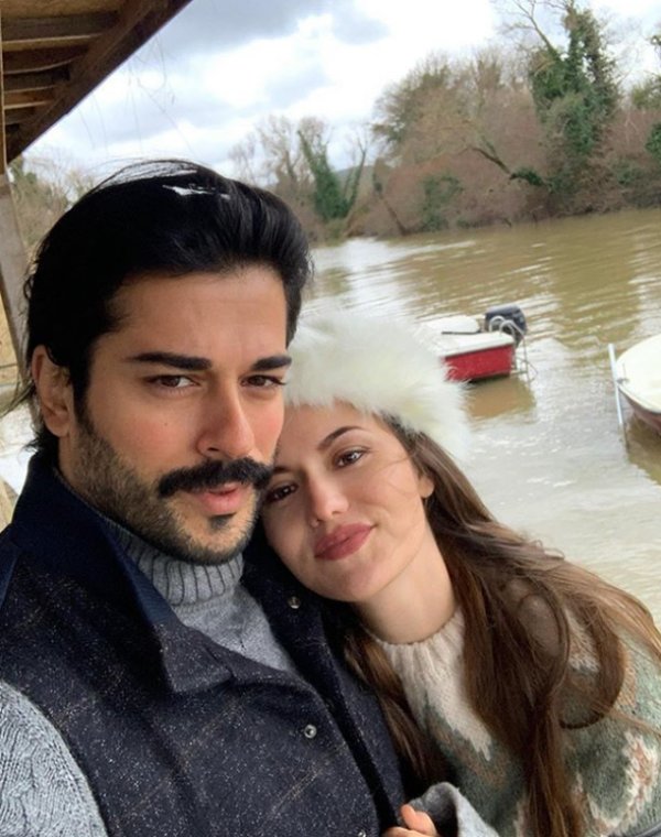 Burak Özçivit, ailesini tatile götürdü