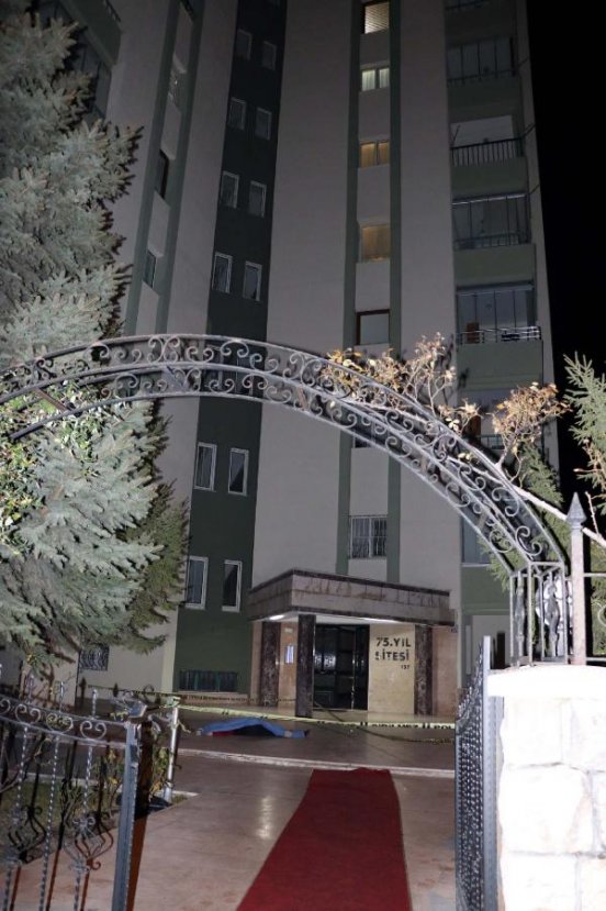 d Kayseri'de bir kadın 11'inci kattan atladı
