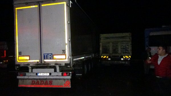 Antalya'da hortum, tırı kaldırdı