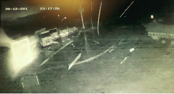 Antalya'da hortum, tırı kaldırdı