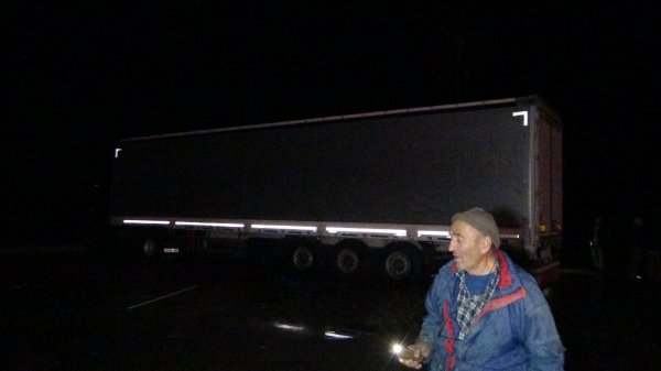 Antalya'da hortum, tırı kaldırdı