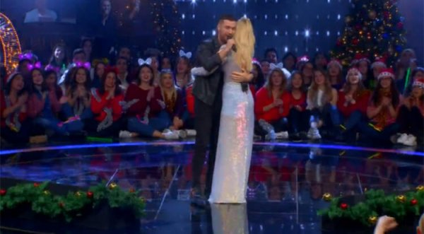 Seda Sayan'ın oğlundan 'Ah Geceler' performansı