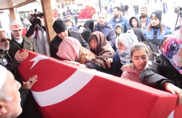 Erzurumlu şehidi binler uğurladı