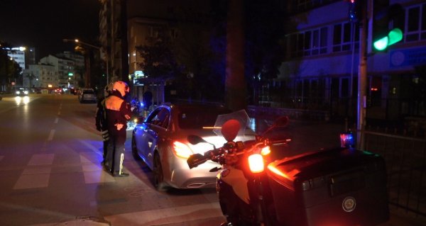 i Alkollü sürücü polise zor anlar yaşattı