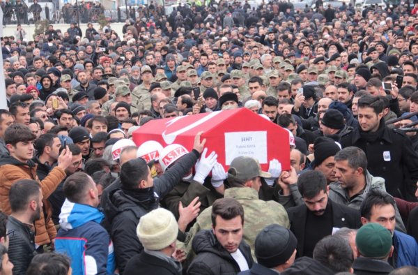 Erzurumlu şehidi binler uğurladı