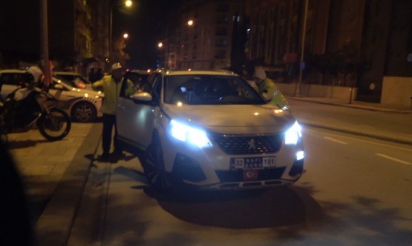 i Alkollü sürücü polise zor anlar yaşattı