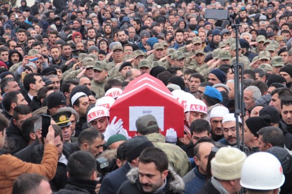 Erzurumlu şehidi binler uğurladı