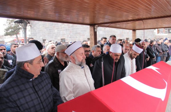 Erzurumlu şehidi binler uğurladı