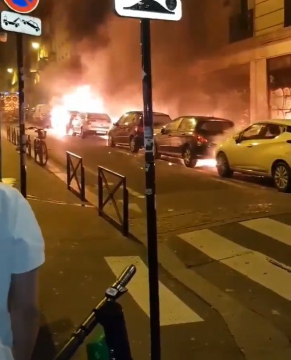 Paris'te yılbaşı gecesi arabaları kundakladılar