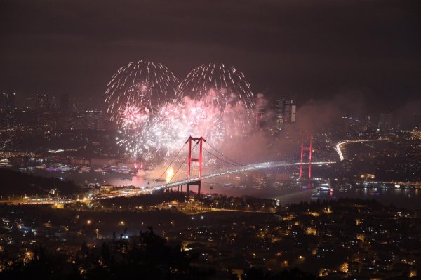 Boğaz'da havai fişekler patladı