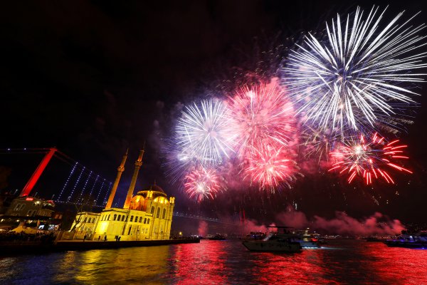 r Boğaz'da havai fişekler patladı