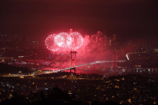 Boğaz'da havai fişekler patladı