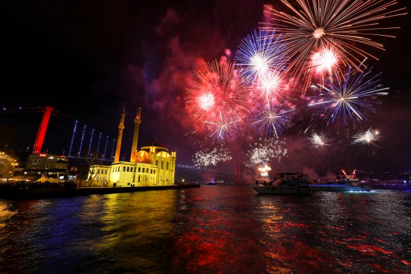 r Boğaz'da havai fişekler patladı