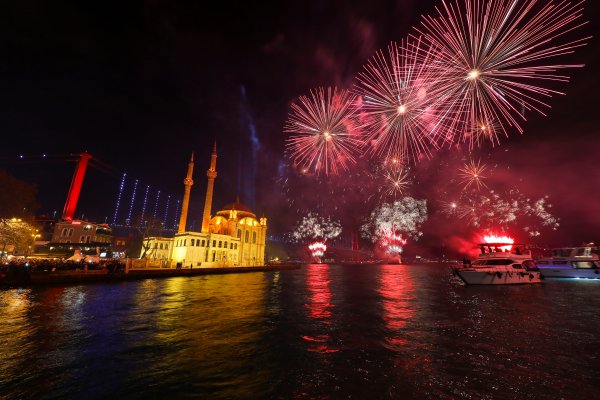 r Boğaz'da havai fişekler patladı