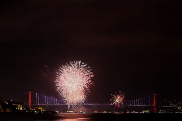 Boğaz'da havai fişekler patladı