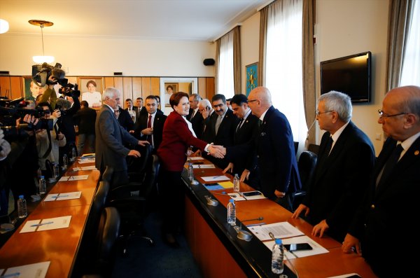İyi Parti koridorlarında Akşener fotoğrafları