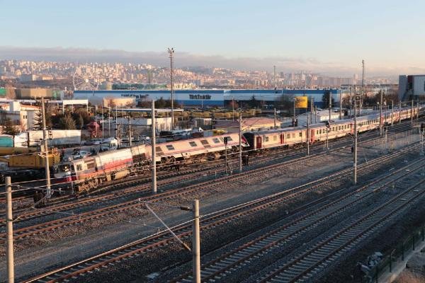 d Ankara'da tren raydan çıktı
