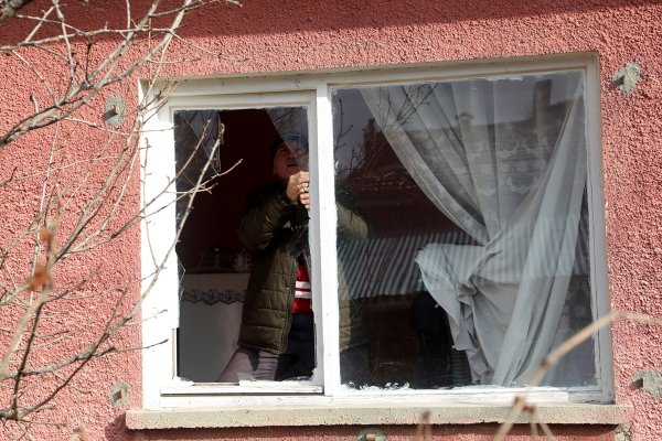 Yaşlı kadın ve kızını bağlayıp, 800 TL'sini çaldılar